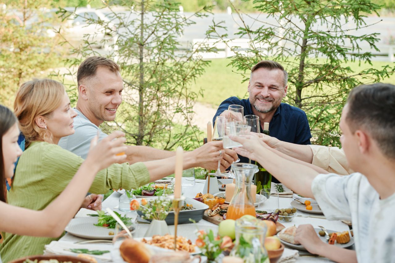 Eten in de tuin (foto - Julia M. Cameron via Pexels)