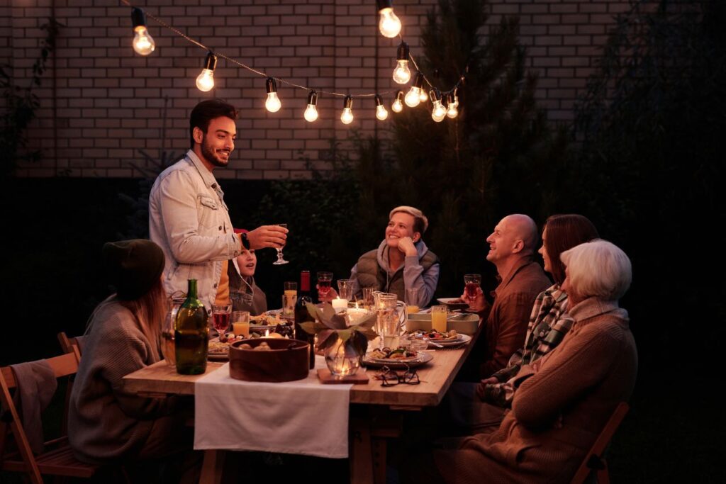 Eten in de tuin in de avond (foto: Askar Abayev via Pexels)